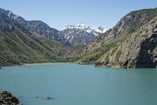 高山下的幽蓝湖泊