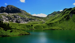 高山下的碧绿静谧湖泊