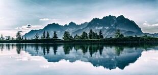 山水倒影美景
