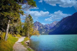 湖畔山林美景