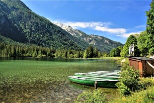湖畔小船与青山美景