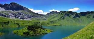 青山环抱的静谧湖泊