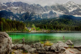 山间碧湖与巍峨雪山美景