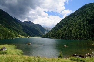 山间静谧湖泊美景