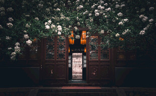 古雅门庭繁花簇拥之景