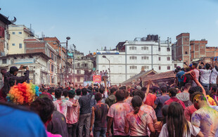 热闹的街头节庆人群