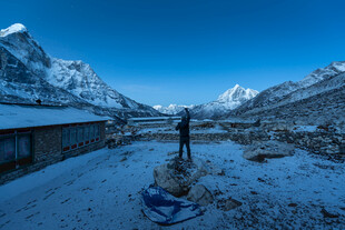 雪山下的孤独徒步者