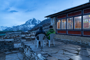 雪山下的小屋与观景旅人