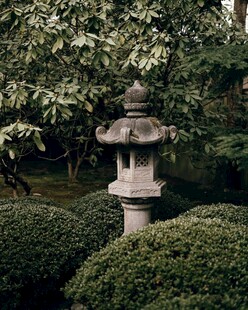 日式石灯笼隐于绿植间