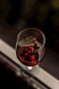 杯中浆果与绿植的雅致组合