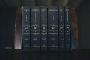 复古精装书籍整齐排列