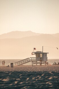 海滩上的救生员瞭望塔