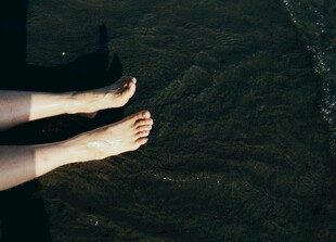 双脚轻触水面的惬意时刻
