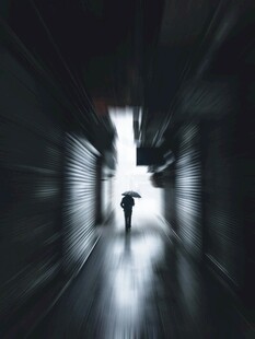 雨中独行者的深邃小巷