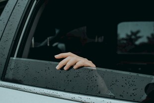 手搭车窗边的惬意瞬间