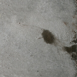 地面上的深色污渍痕迹