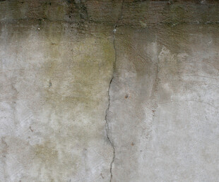 老旧墙面的明显裂缝