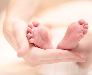 呵护下的新生婴儿小脚丫