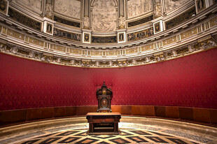 华丽红墙环绕的庄严大厅