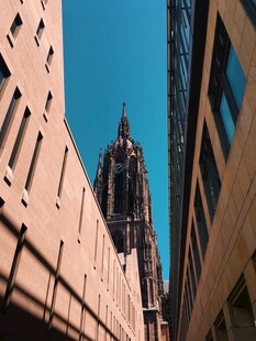 城市中高耸的哥特式建筑