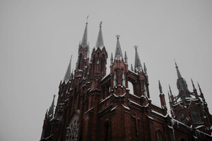哥特式建筑尖顶雪景
