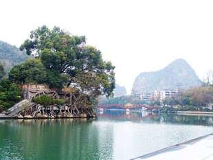 山水相依的静谧湖景