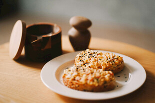 美味坚果饼干摆于盘中