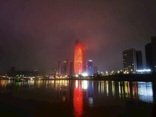 城市夜景中的璀璨高楼