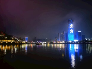 城市夜景中的璀璨灯光倒影