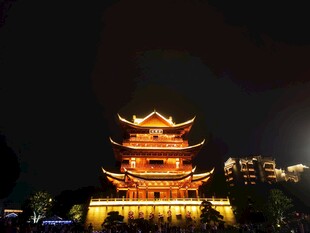夜晚璀璨的中式古建筑