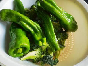 白盘里的鲜嫩青椒西兰花