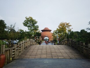 古桥通往红顶建筑景观