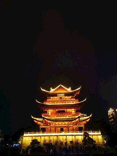 夜晚璀璨的中式古建筑