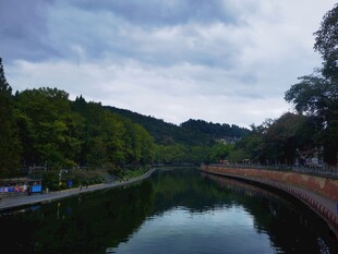 宁静河畔风景