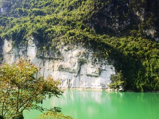 碧绿湖水旁的葱郁山壁