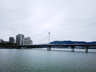 湖畔城市风光