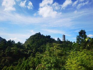 青山绿树间的蓝天美景