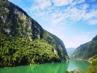 青山绿水间的秀丽河谷