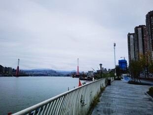江边城市风景漫步道