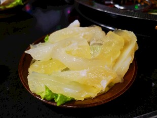 鲜嫩牛黄喉摆于盘中