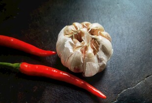 红辣椒与大蒜静物图
