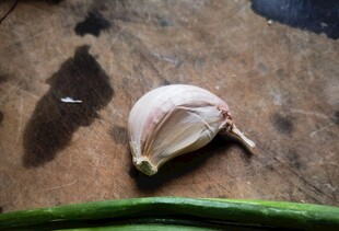 蒜瓣与葱置于案板上