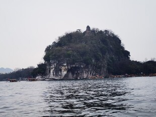 水上孤岛绿意浓