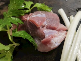新鲜生兔肉及配菜食材