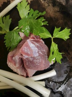 新鲜生肉搭配蔬菜食材