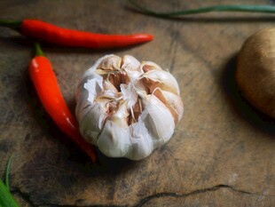 新鲜大蒜与红辣椒