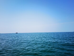 广阔蔚蓝大海远景