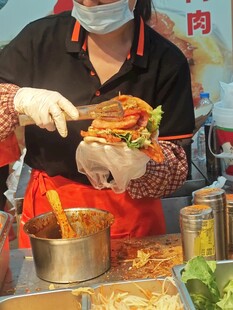 街头美味卷饼制作瞬间