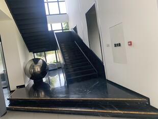 室内楼梯处的清洁工人