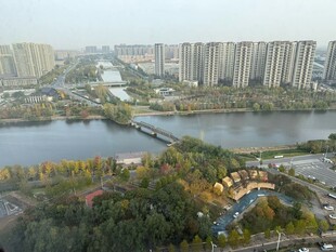 城市河畔风光俯瞰图